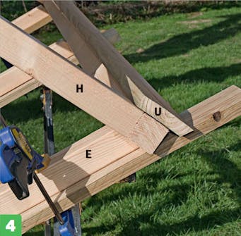 Bygga växthus mot vägg: Kapa brädan U och montera till takramen Bygga växthus mot vägg: Kapa brädan U och montera till takramen